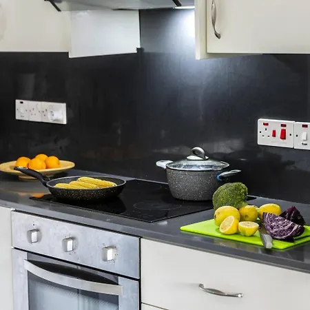 Airbnsea Centre Side Sea View לרנקה