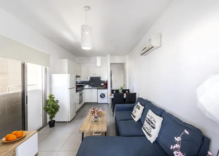 Airbnsea Centre Side Sea View Apartment Larnaca