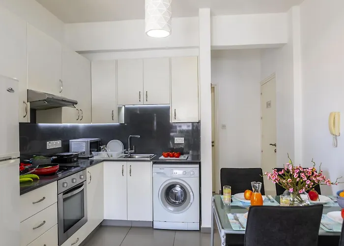 Airbnsea Centre Side Sea View Apartment Larnaca