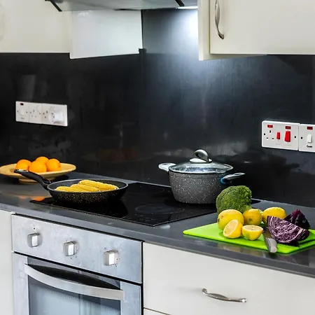 Airbnsea Centre Apts Larnaca