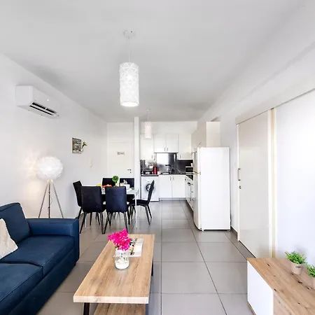 Airbnsea Centre Side Sea View Apartment Larnaca