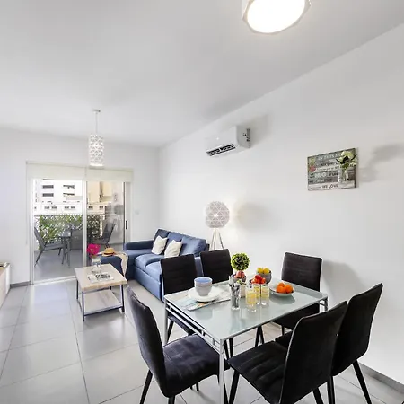 Airbnsea Centre Apts Larnaca