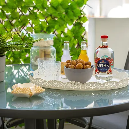 Airbnsea Centre Side Sea View Апартаменты *