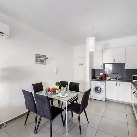 Airbnsea Centre Side Sea View Апартаменты