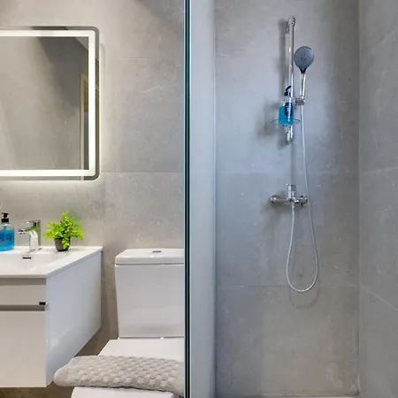 Airbnsea Centre Side Sea View لارنكا
