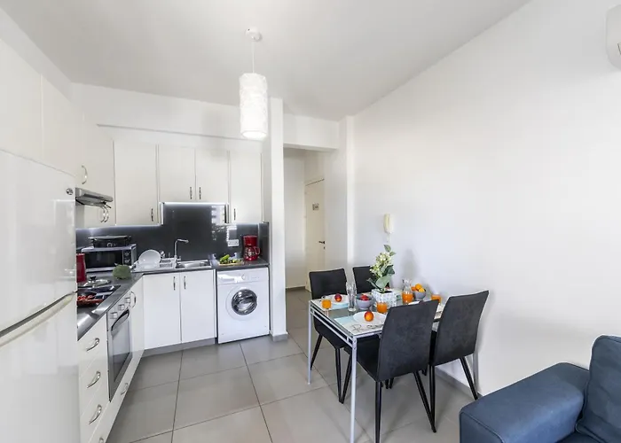 Airbnsea Centre Side Sea View * Lárnaca